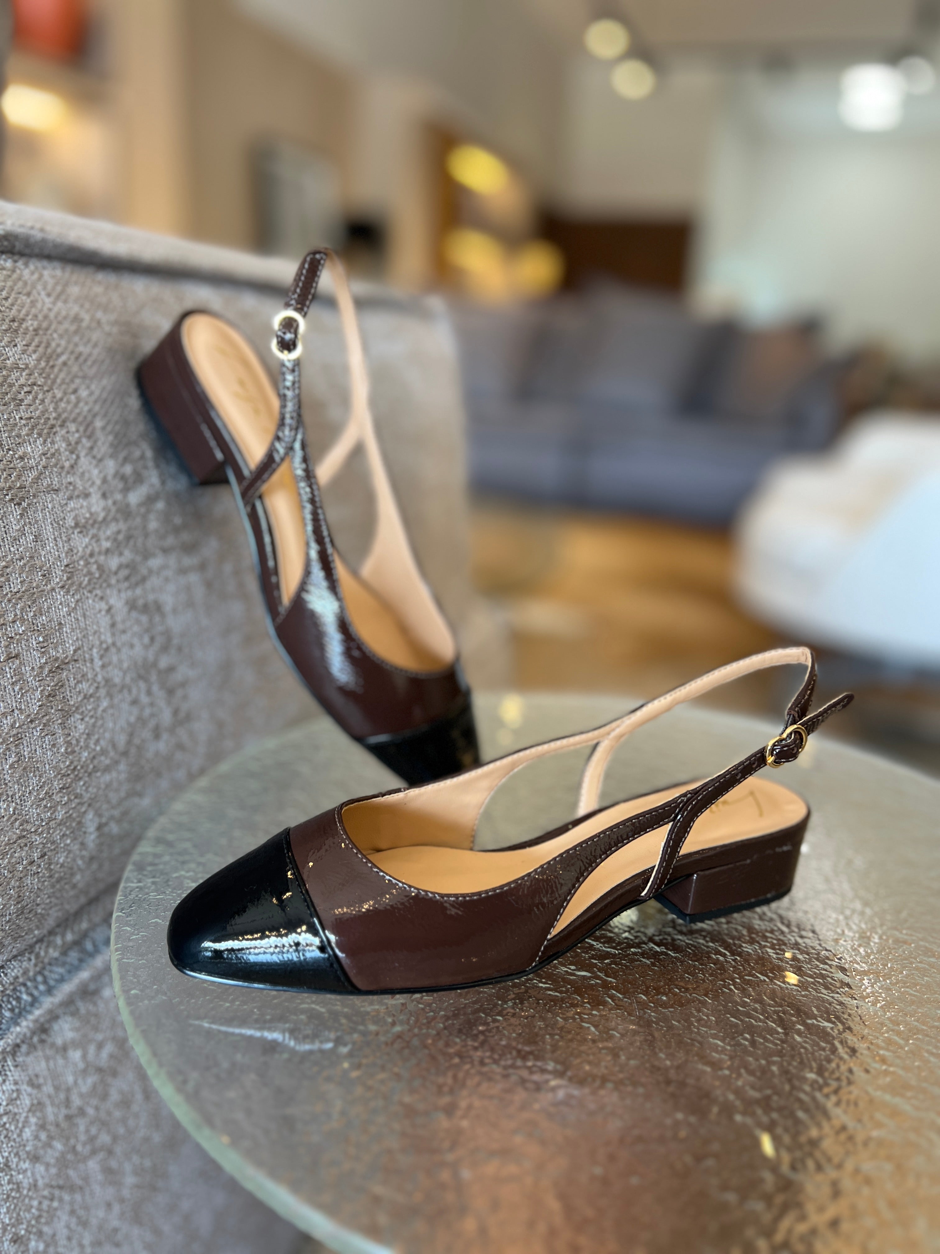 SLINGBACK VERNIZ MARROM PRETOCOM BIQUEIRA