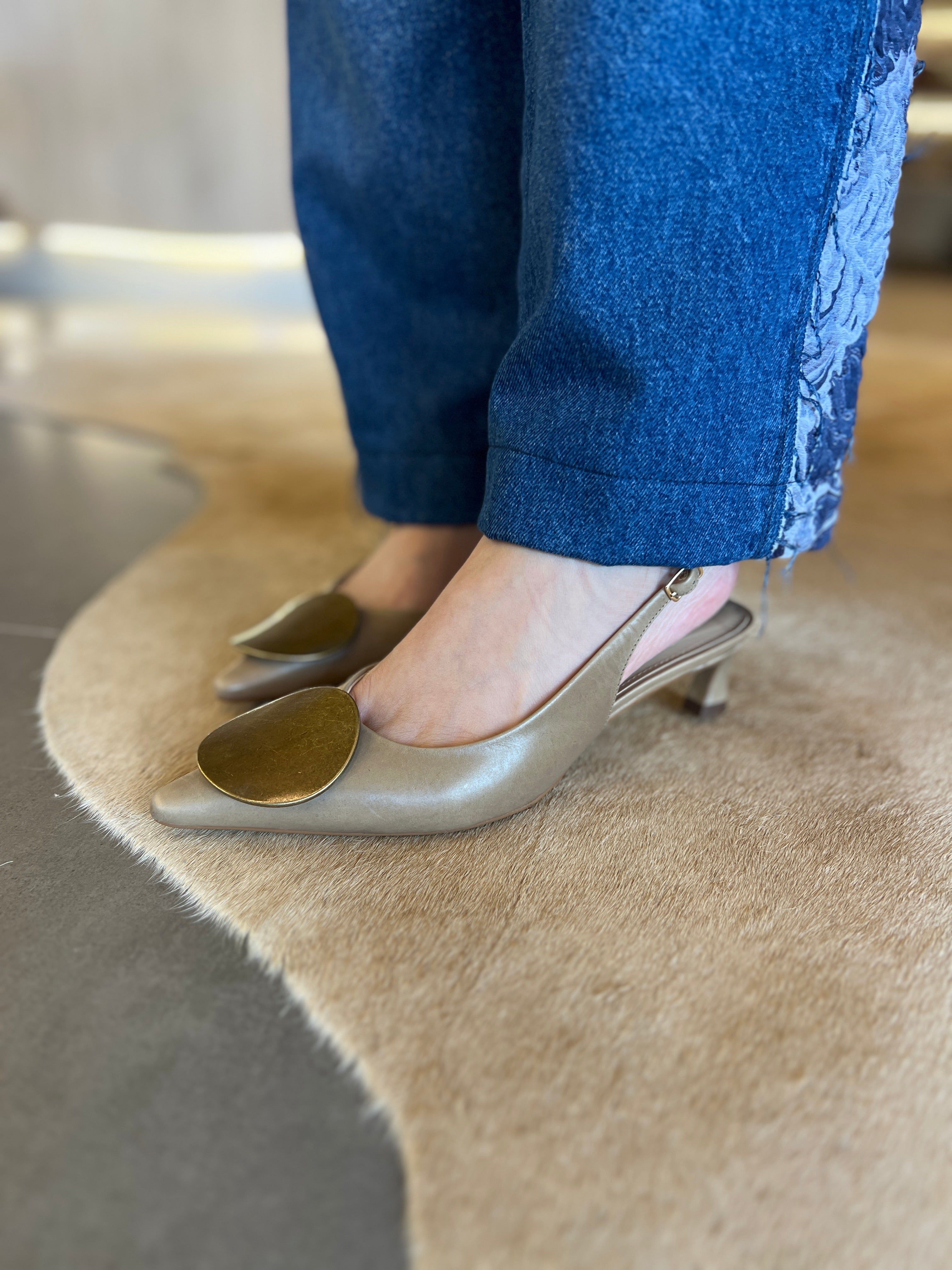 SLINGBACK COURO CIMENTO CECCONELLO