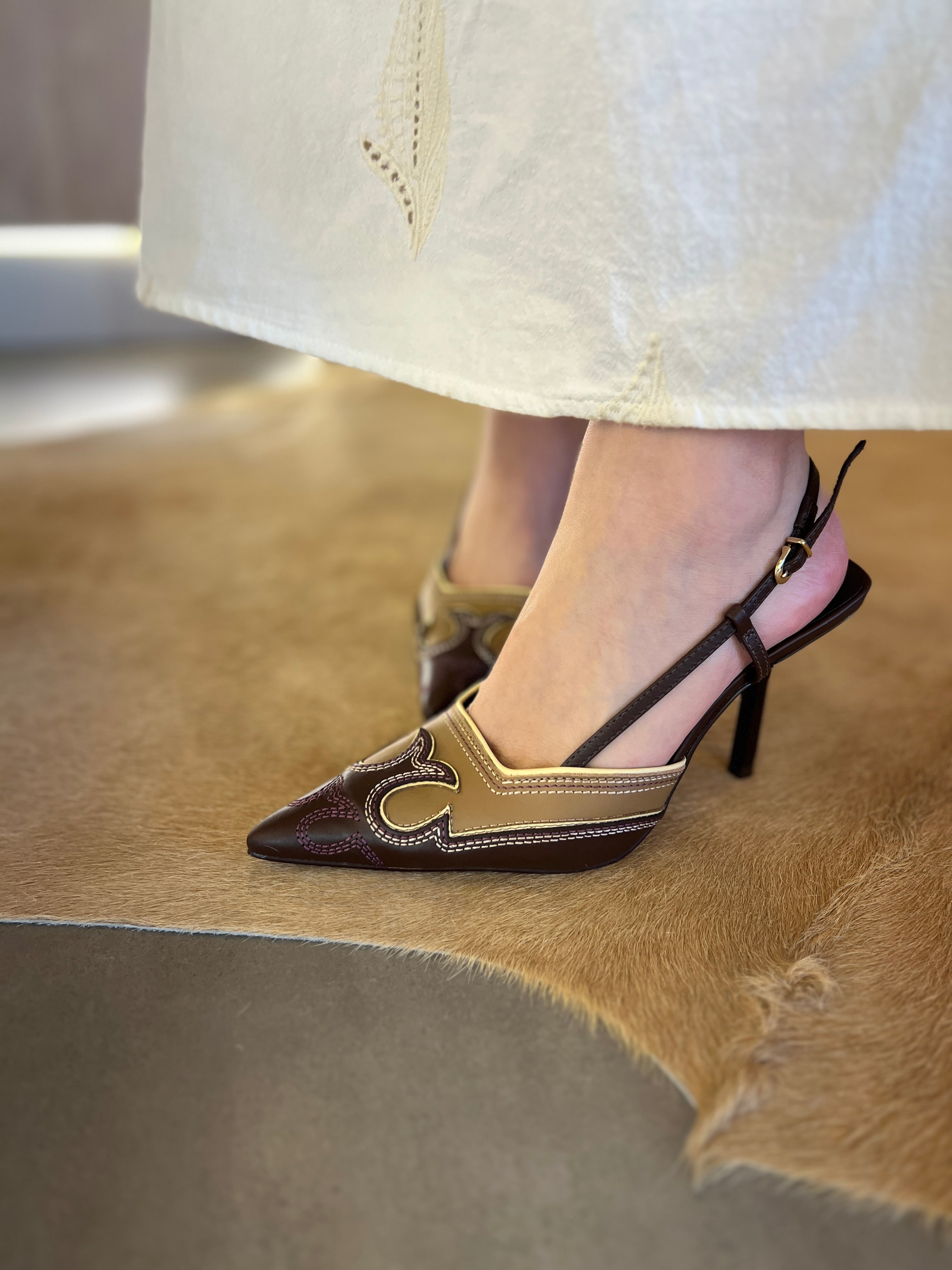 SLINGBACK COURO MARROM E AREIA  LUIZA BARCELOS