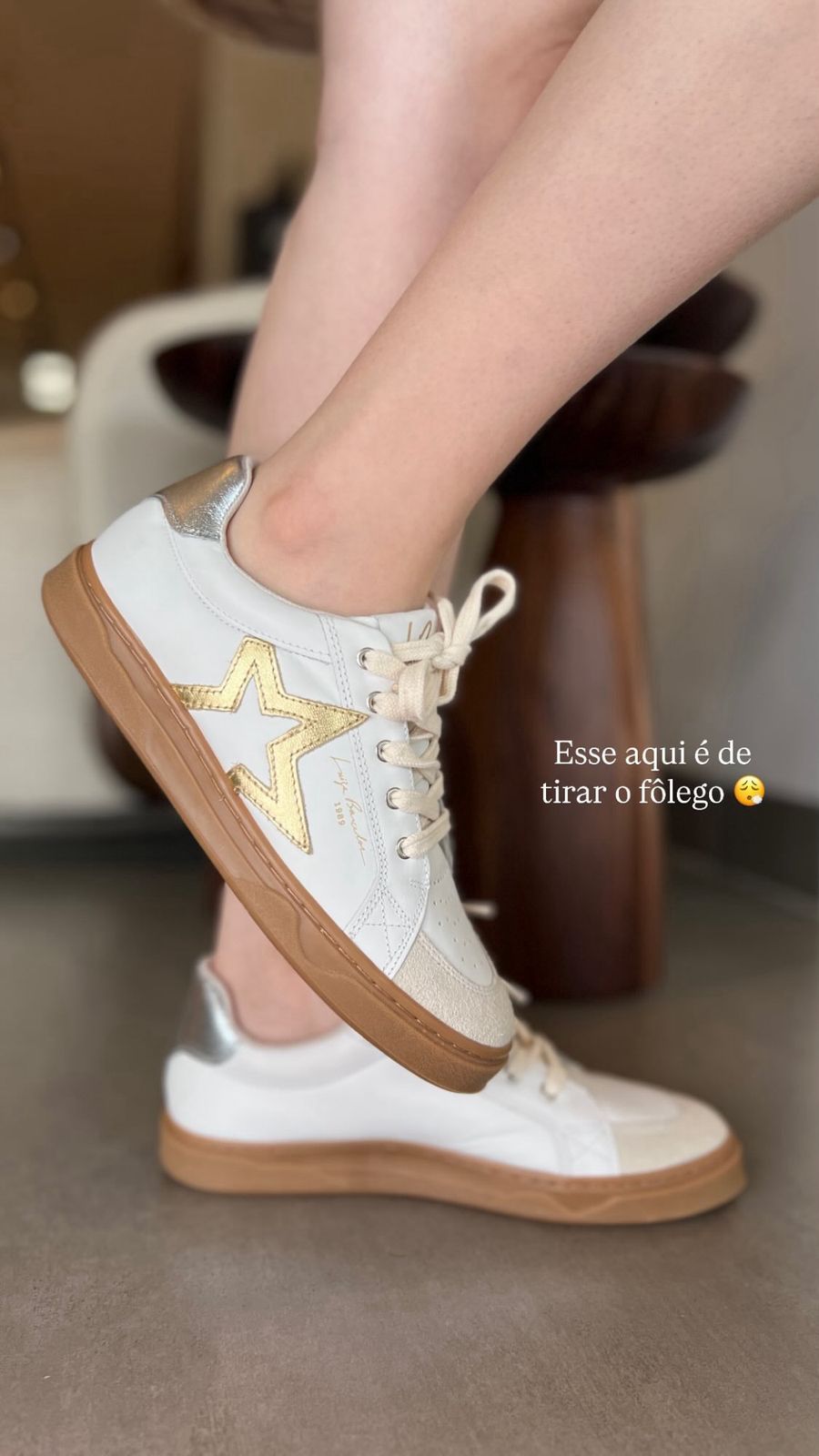 TÊNIS EM COURO OFF WHITE COM DETALHE DE ESTRELA