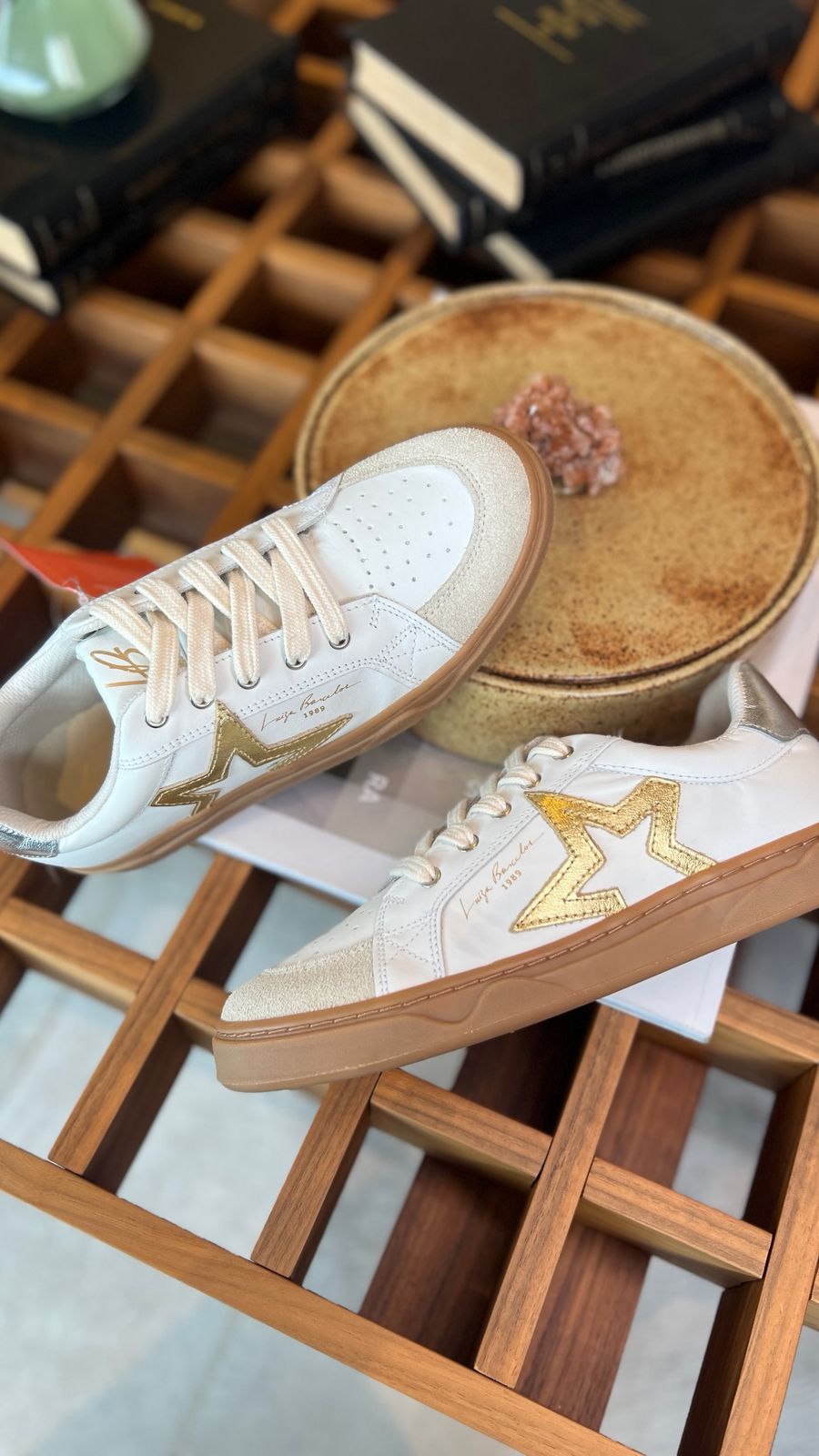 TÊNIS EM COURO OFF WHITE COM DETALHE DE ESTRELA