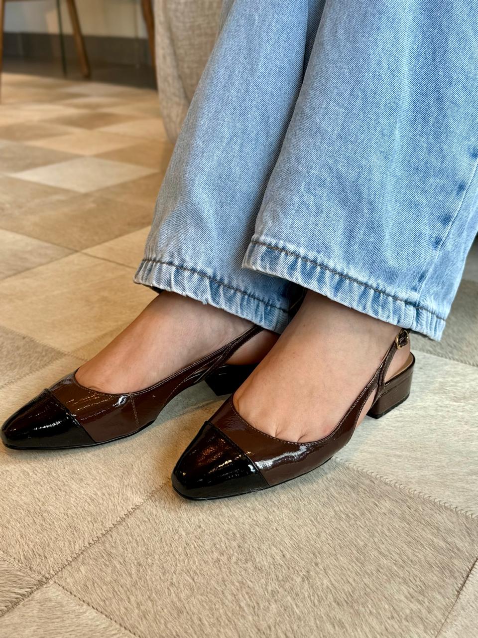 SLINGBACK VERNIZ MARROM PRETOCOM BIQUEIRA