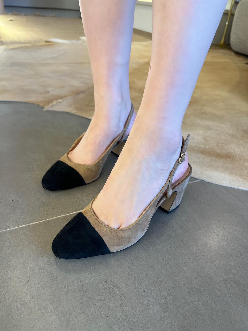 SCARPIN SLINGBACK EM CAMURÇA BEGE FENDI COM BIQUEIRA