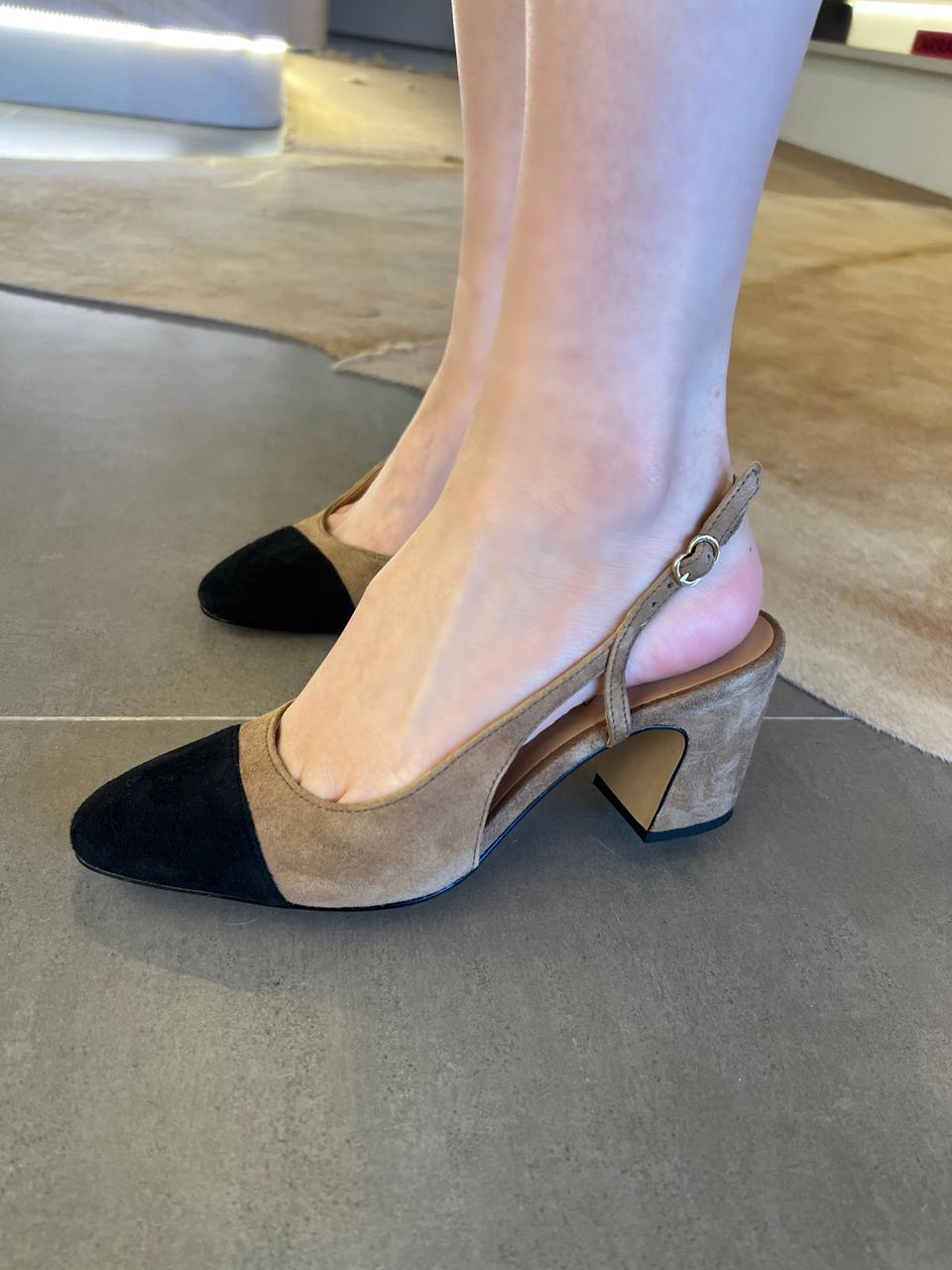 SCARPIN SLINGBACK EM CAMURÇA BEGE FENDI COM BIQUEIRA