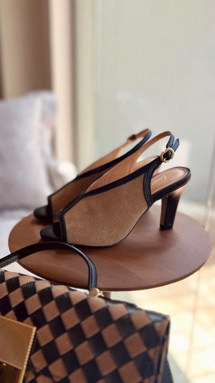 SANDÁLIA PEEP TOE FLARE EM COURO PRETO E CAMURÇA BEGE FENDI